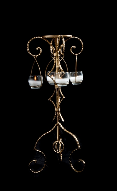 WS 58 BASE:11 •HEIGHT : 27 Silver or Gold Flower Candelabra 4 Candles